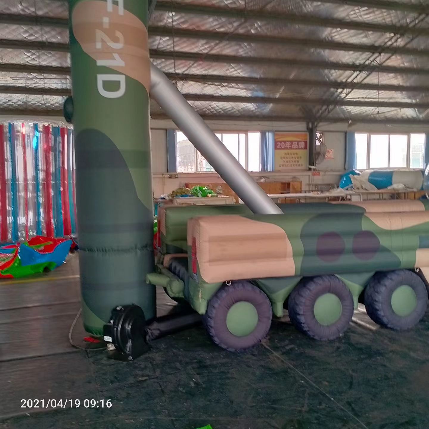 惠东军事演习中的充气目标车辆：模拟发射车雷达车坦克飞机